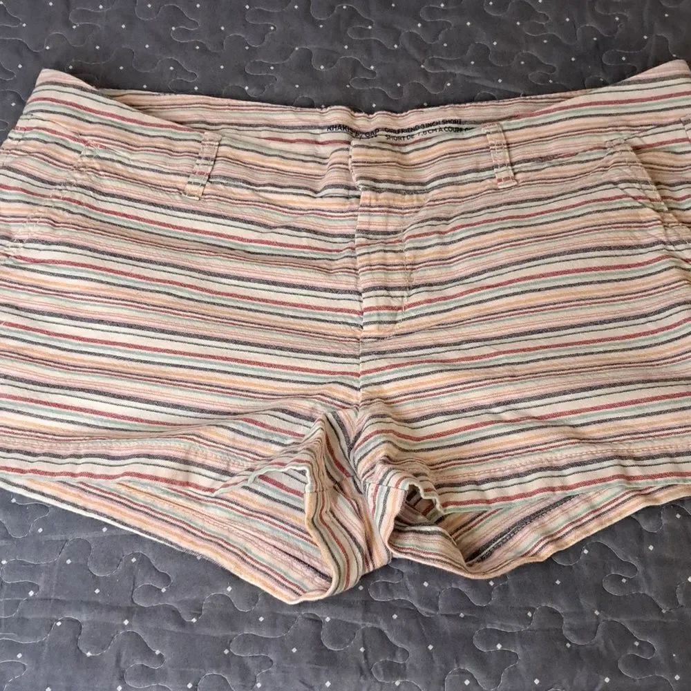 Khakis by Gap 3 inch Girlfriend shorts size 16